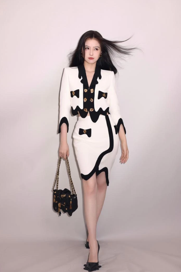 Ngu Thư Hân lên đường tham dự Milan Fashion Week, phối đồ đơn giản nhưng 'chặt đẹp' Triệu Lộ Tư - Ảnh 3