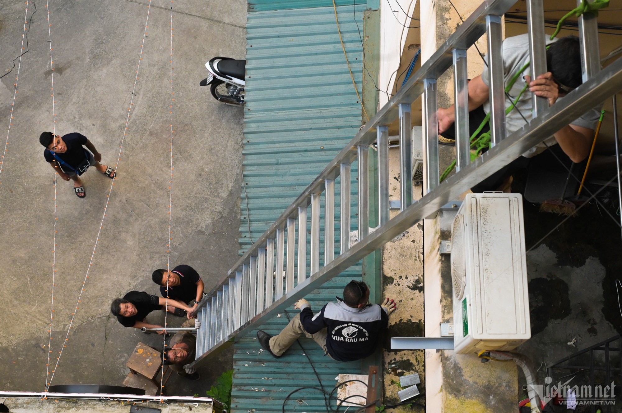 Sau vụ cháy chung cư mini ở Hà Nội, nhiều chủ nhà rục rịch lắp thang thoát hiểm: 'Xây nhanh - làm vội' liệu có an toàn? - Ảnh 1