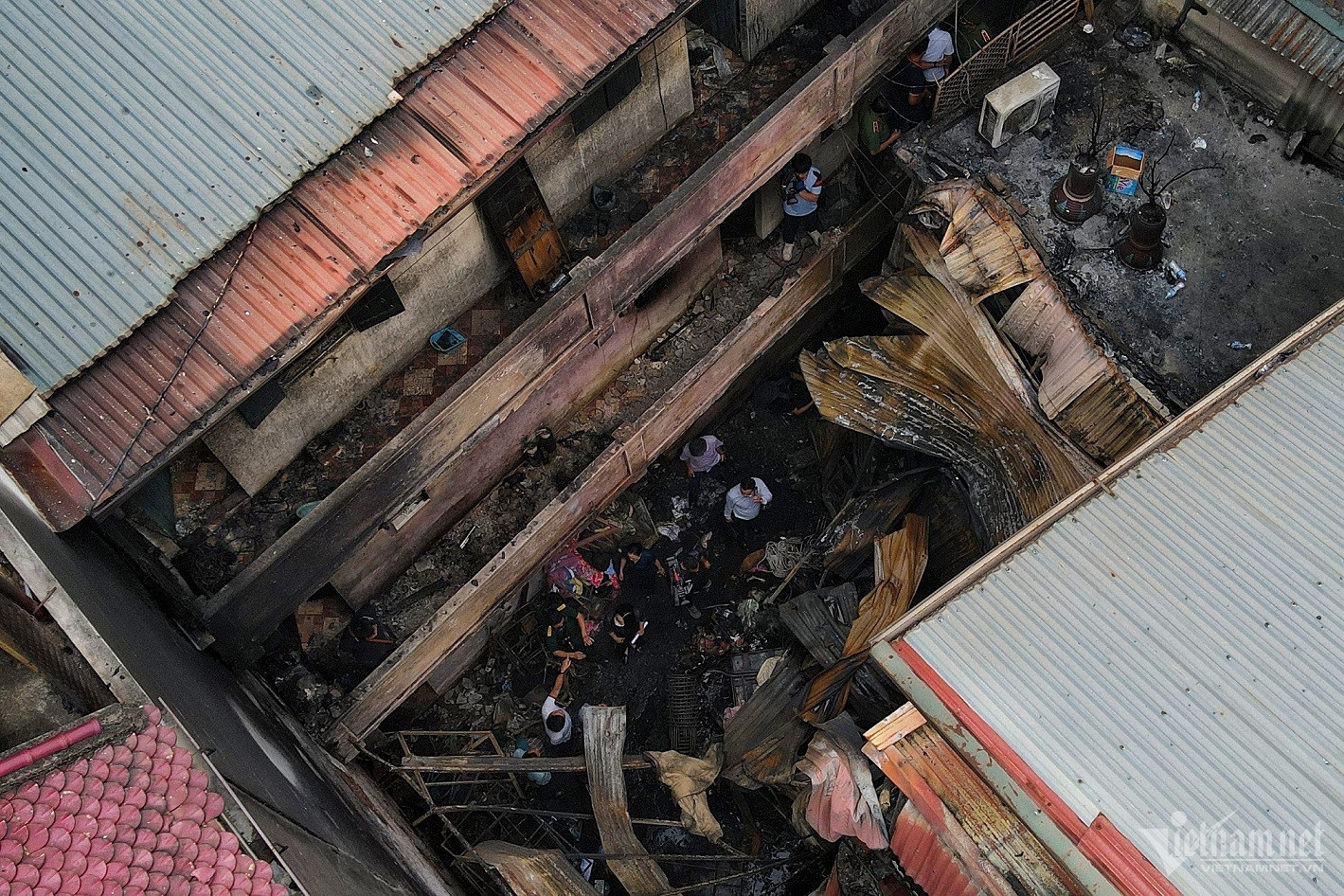 Toàn cảnh hiện trường vụ cháy nhà trọ kinh hoàng ở Trung Kính làm 14 người tử vong, ngôi nhà trơ khung, ngổn ngang xác xe điện - Ảnh 2