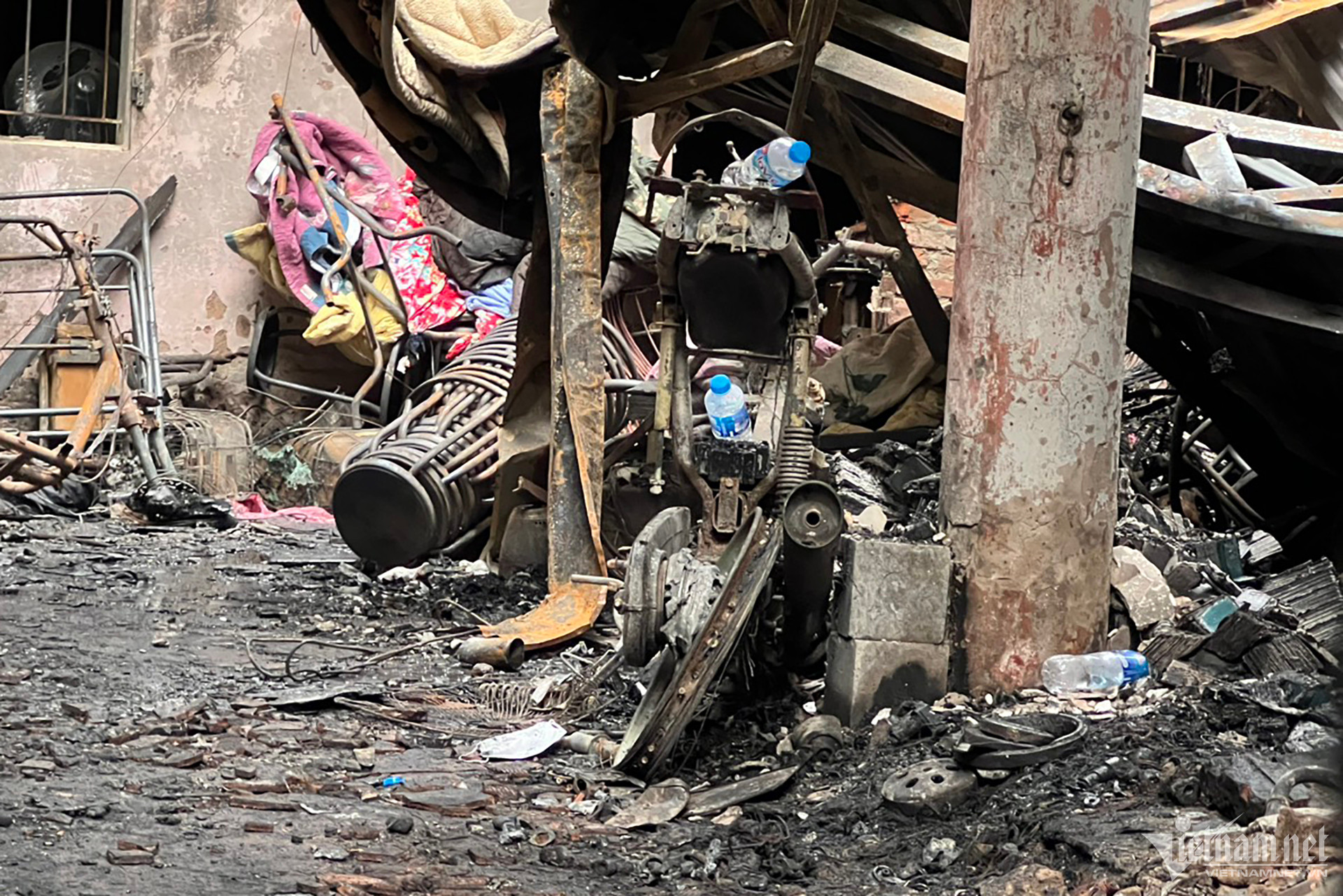 Toàn cảnh hiện trường vụ cháy nhà trọ kinh hoàng ở Trung Kính làm 14 người tử vong, ngôi nhà trơ khung, ngổn ngang xác xe điện - Ảnh 11