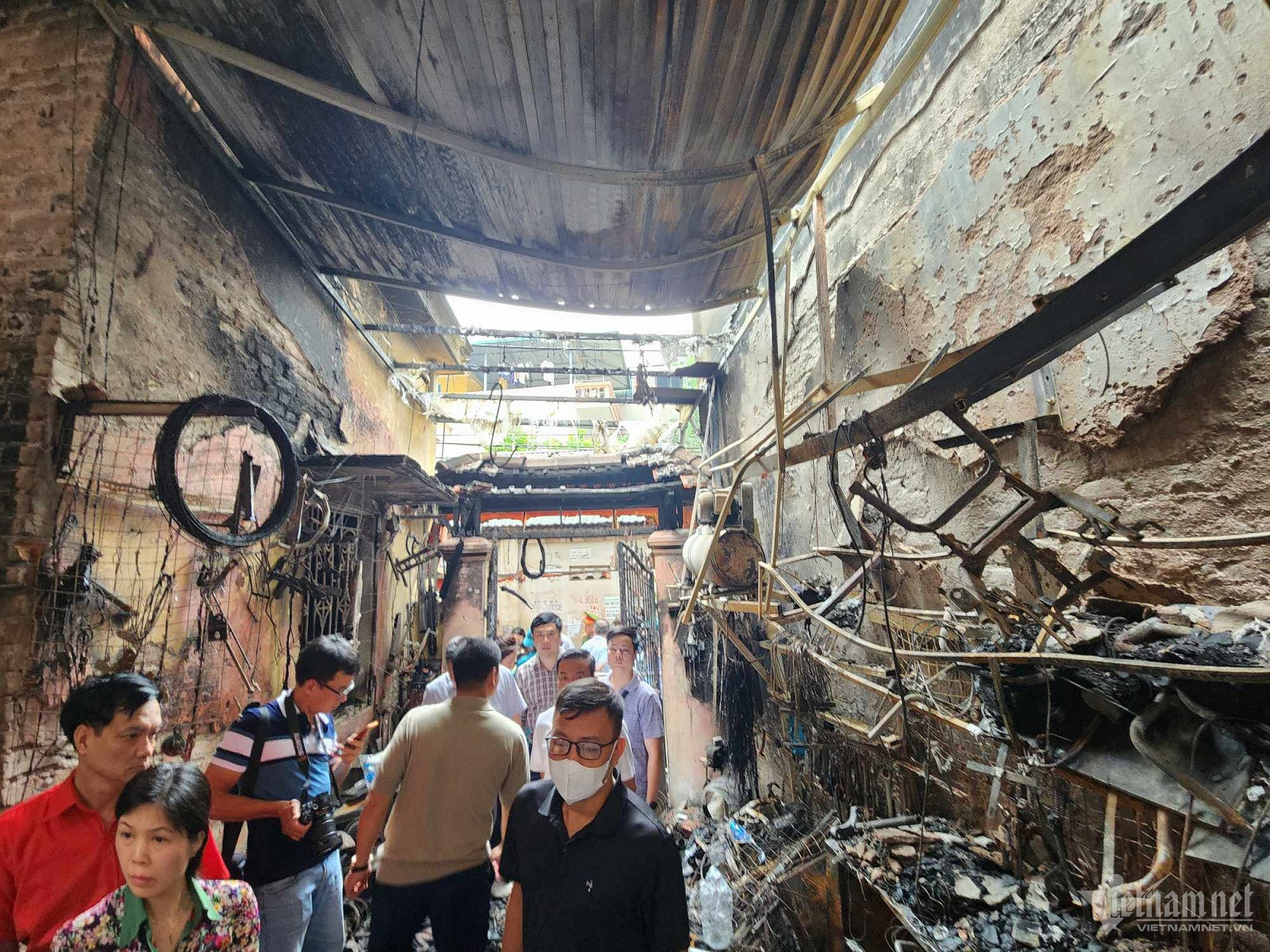 Toàn cảnh hiện trường vụ cháy nhà trọ kinh hoàng ở Trung Kính làm 14 người tử vong, ngôi nhà trơ khung, ngổn ngang xác xe điện - Ảnh 6