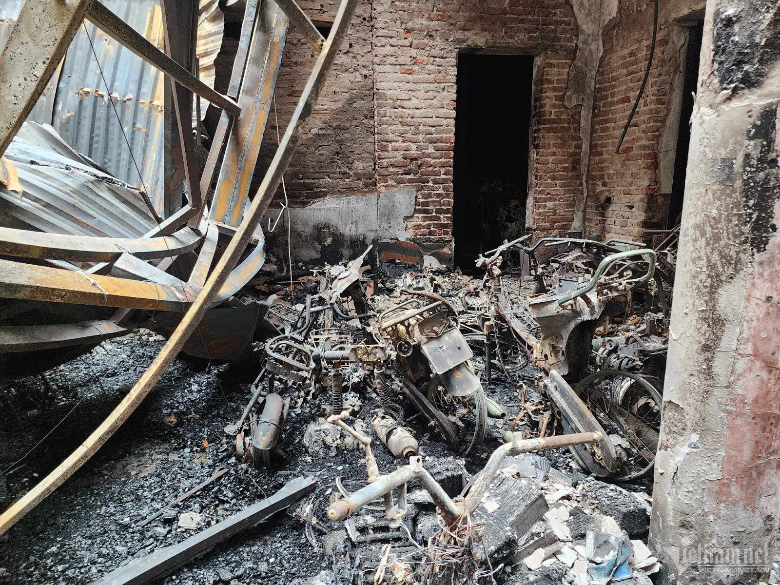 Toàn cảnh hiện trường vụ cháy nhà trọ kinh hoàng ở Trung Kính làm 14 người tử vong, ngôi nhà trơ khung, ngổn ngang xác xe điện - Ảnh 8