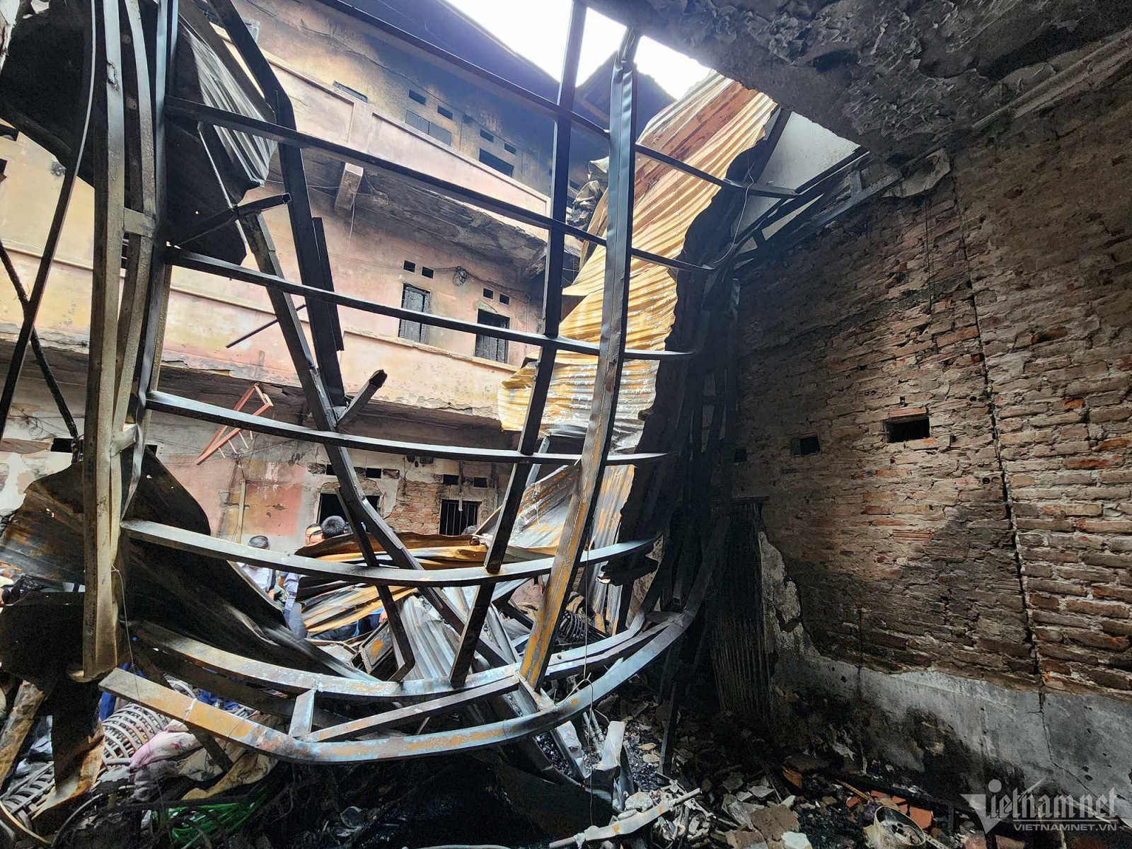 Toàn cảnh hiện trường vụ cháy nhà trọ kinh hoàng ở Trung Kính làm 14 người tử vong, ngôi nhà trơ khung, ngổn ngang xác xe điện - Ảnh 9