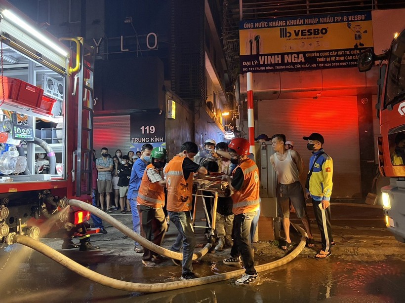 Hiện trường vụ cháy 14 người tử vong: Tầng 1 kinh doanh và sửa chữa xe đạp điện - Ảnh 10
