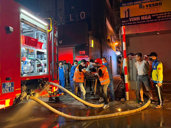 Thông tin mới về vụ cháy nhà trọ ở Trung Kính: Một nạn nhân vào cấp cứu trong tình trạng nguy kịch - Ảnh 1