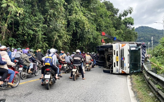 Xe tải tông xe khách trên đèo Bảo Lộc khiến 4 du khách bị thương, phải nhập viện cấp cứu - Ảnh 2