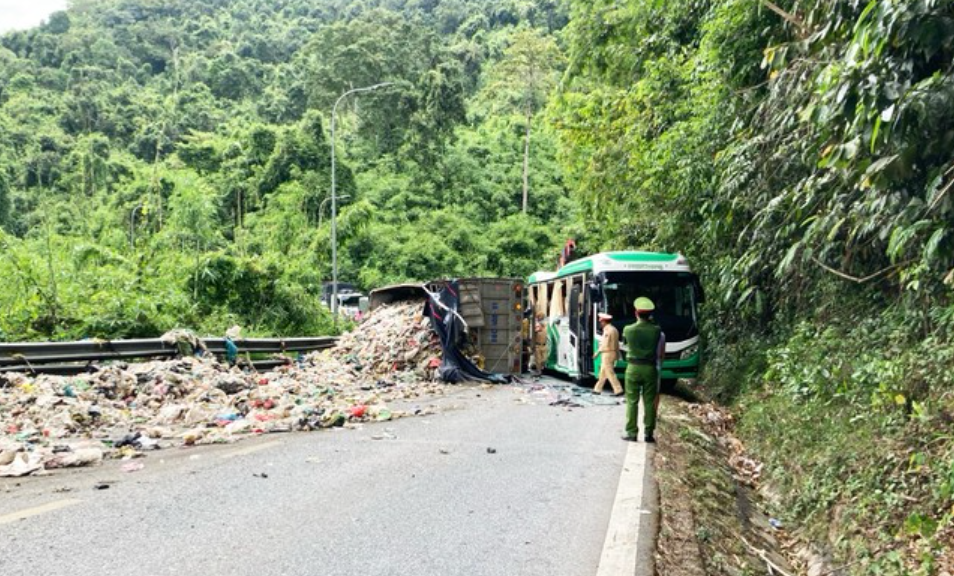 Xe tải tông xe khách trên đèo Bảo Lộc khiến 4 du khách bị thương, phải nhập viện cấp cứu - Ảnh 1