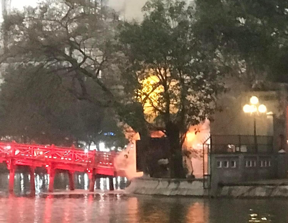 Cháy trạm bán vé qua cầu Thê Húc trên hồ Hoàn Kiếm, nhiều du khách hoảng sợ - Ảnh 1