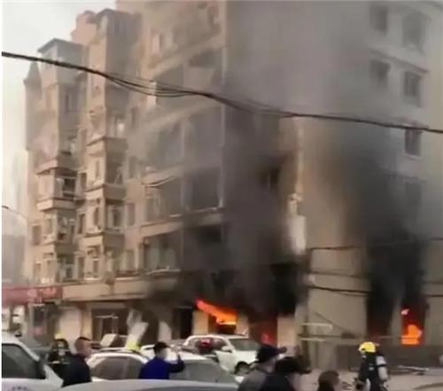 Nổ khí gas gây cháy tại tòa nhà phức hợp 7 tầng khiến 1 người chết, 7 người bị thương - Ảnh 1
