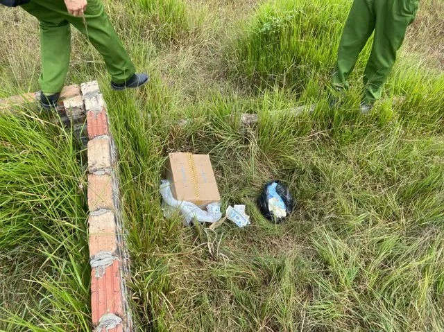 Bắc Giang: Bàng hoàng phát hiện thi thể bé gái sơ sinh bị bỏ trong thùng giấy ở nghĩa trang - Ảnh 1