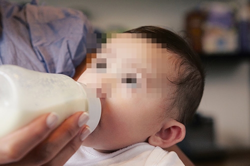 Thấy con trai hơn 1 tuổi khóc mãi không chịu ngủ, cặp vợ chồng pha ma túy đá vào sữa cho con uống - Ảnh 1