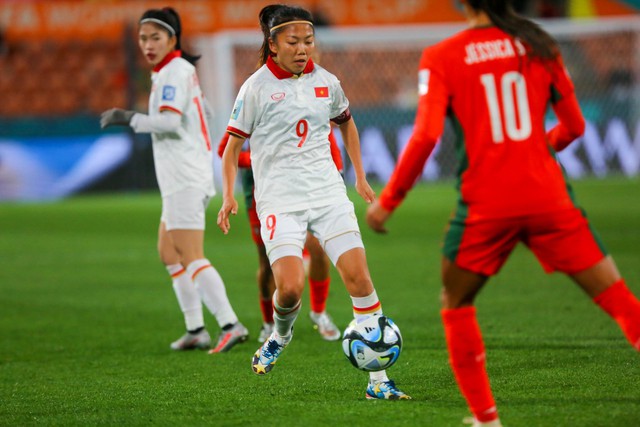 Xúc động hình ảnh đội tuyển nữ Việt Nam thi đấu quả cảm trước ĐT Bồ Đào Nha - Ảnh 9
