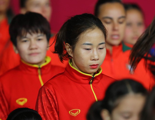 Xúc động hình ảnh đội tuyển nữ Việt Nam thi đấu quả cảm trước ĐT Bồ Đào Nha - Ảnh 10