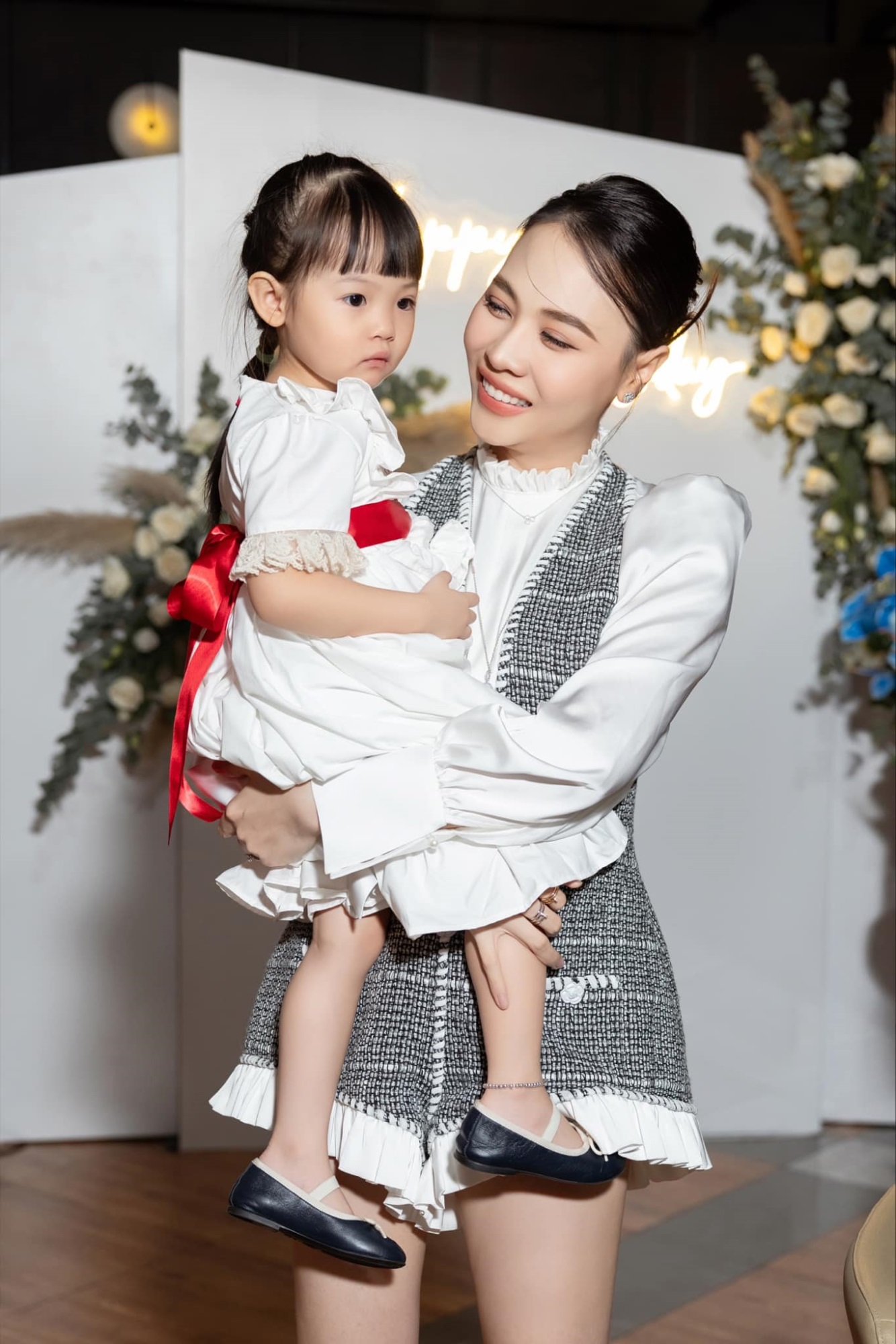 Con gái Cường Đô La - Đàm Thu Trang mới 3 tuổi đã lộ rõ nét 'chuẩn người mẫu' như mẹ - Ảnh 3