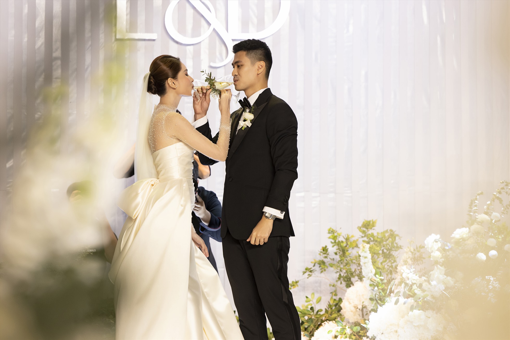 Toàn cảnh đám cưới cổ tích của Á hậu Thùy Dung và chồng thạc sĩ: Không gian cưới tràn ngập hoa tươi, thực đơn 'cao sang mỹ vị' - Ảnh 11