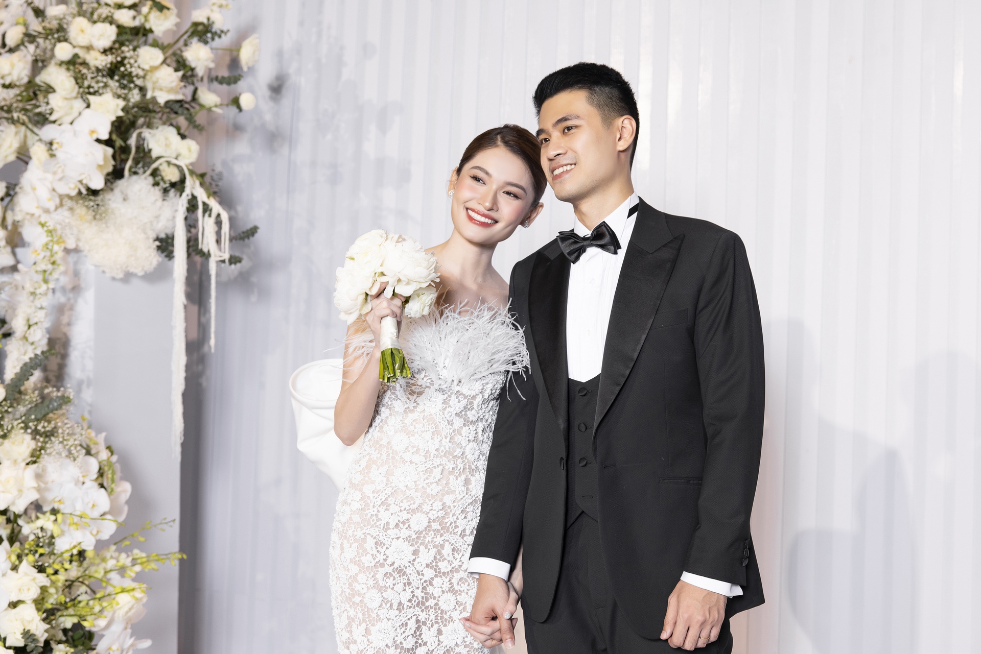 Toàn cảnh đám cưới cổ tích của Á hậu Thùy Dung và chồng thạc sĩ: Không gian cưới tràn ngập hoa tươi, thực đơn 'cao sang mỹ vị' - Ảnh 7