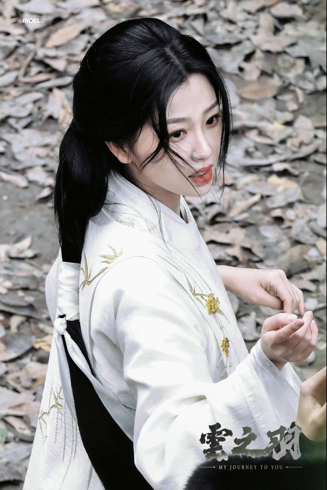Lộ khoảnh khắc 'mật ngọt' của Ngu Thư Hân và Trương Lăng Hách trên phim trường Vân Chi Vũ - Ảnh 9