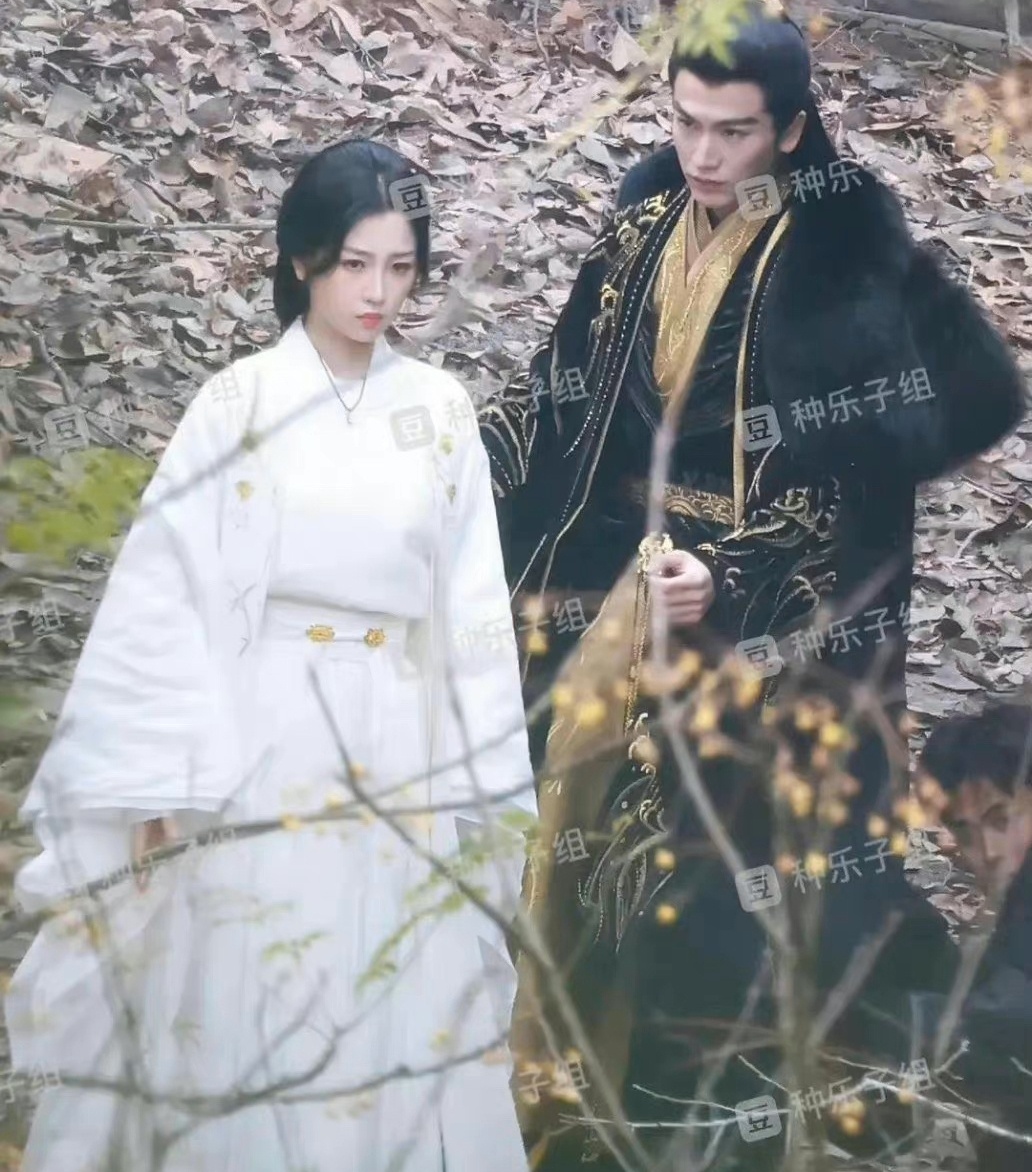 Lộ khoảnh khắc 'mật ngọt' của Ngu Thư Hân và Trương Lăng Hách trên phim trường Vân Chi Vũ - Ảnh 1