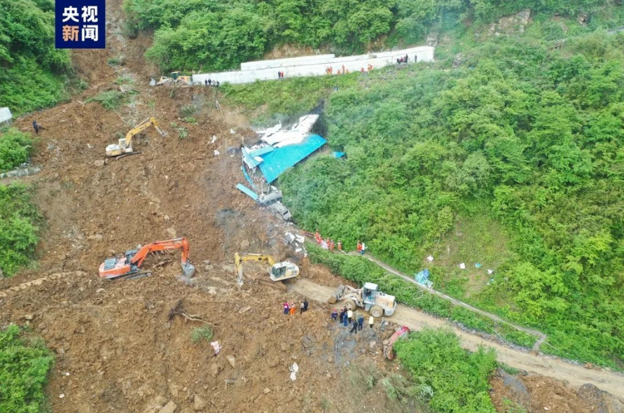 Sạt lở đất quy mô lớn ở Tứ Xuyên, tây nam Trung Quốc, 19 người tử vong - Ảnh 1