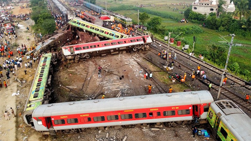 Thảm họa đường sắt Ấn Độ: Gần 300 người thiệt mạng và 900 người bị thương - Ảnh 1