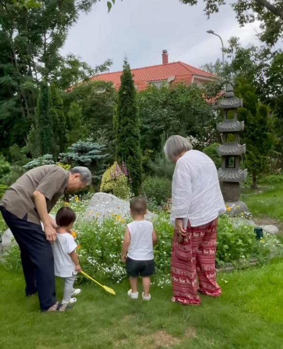 Hồ Ngọc Hà đưa cặp song sinh về Thụy Điển thăm ông bà nội, hé lộ cơ ngơi hoành tráng của nhà chồng - Ảnh 7