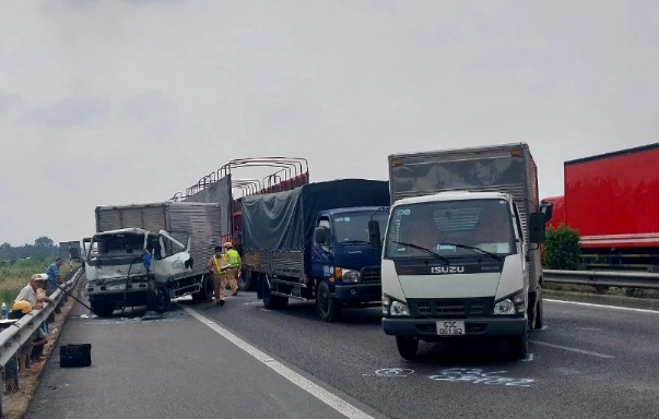 Hiện trường vụ 5 ô tô va chạm liên hoàn trên cao tốc Trung Lương- TP.HCM - Ảnh 2