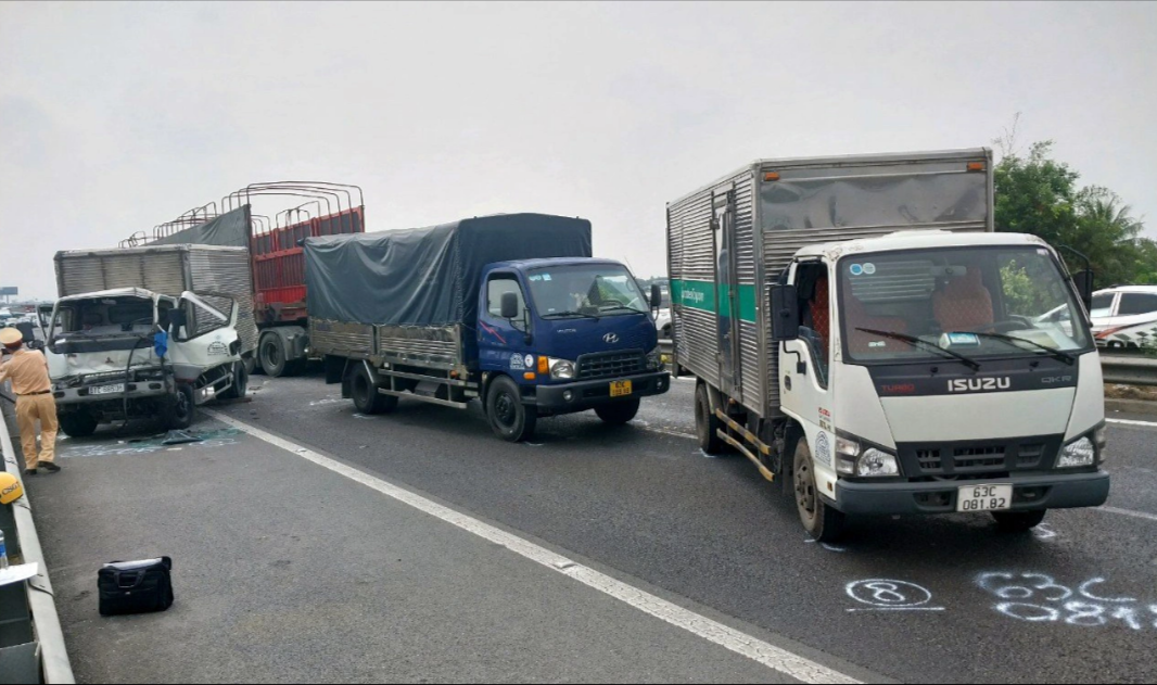 Hiện trường vụ 5 ô tô va chạm liên hoàn trên cao tốc Trung Lương- TP.HCM - Ảnh 1