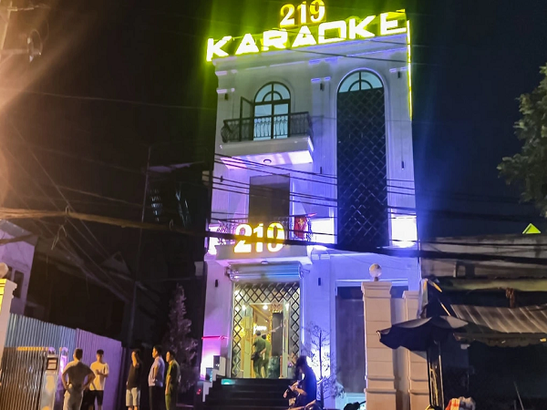 Thanh niên quán karaoke ở TP.HCM bị khách hàng đâm nhiều nhát đến tử vong, hung thủ tẩu thoát ngay sau đó - Ảnh 1