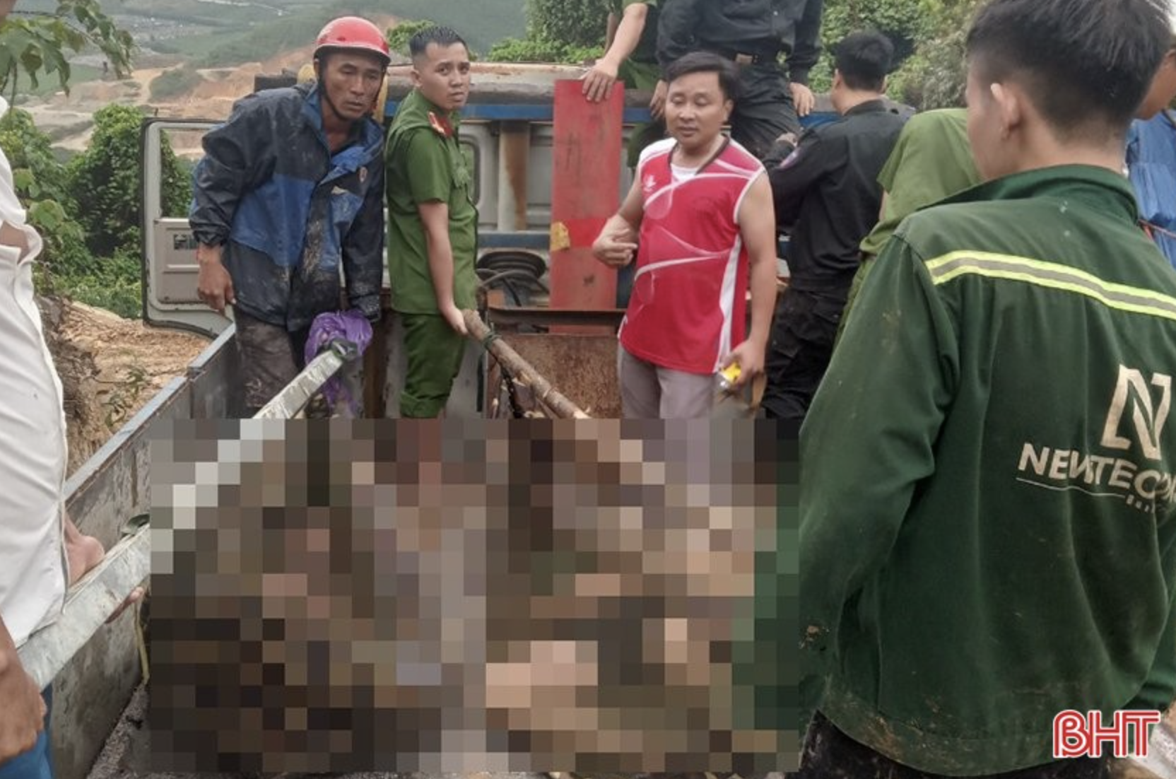 NÓNG: Mưa lớn xuất hiện ở Hà Tĩnh sau chuỗi ngày nắng kỷ lục, gây sạt lở đất, 3 công nhân tử vong thương tâm - Ảnh 2