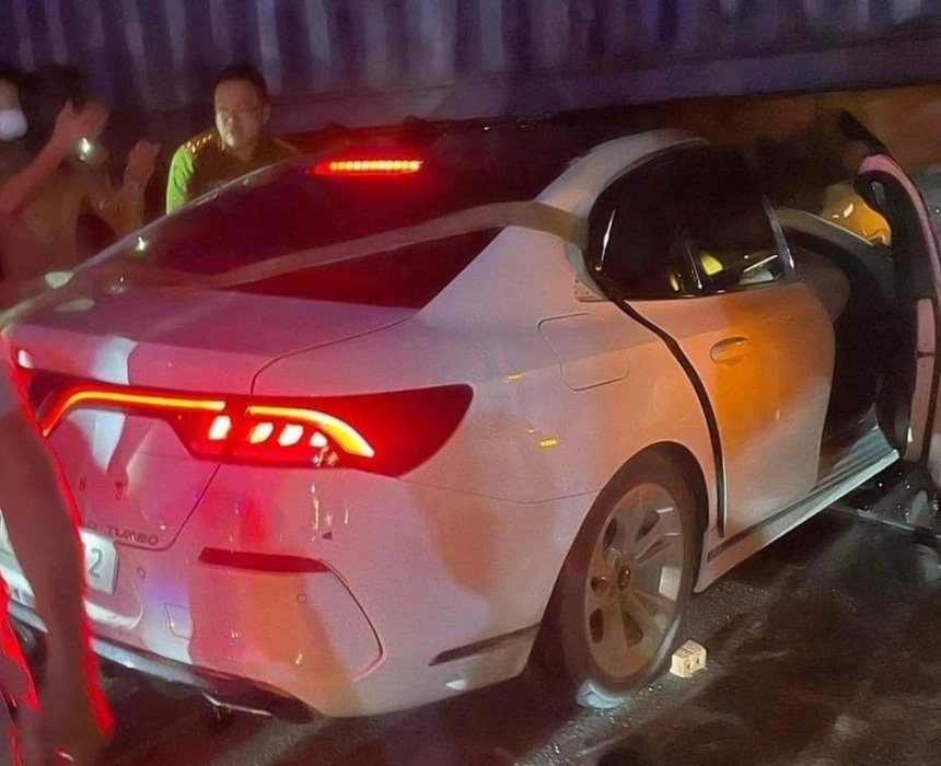 Thái Nguyên: Kinh hoàng ô tô tông trực diện xe container khiến 4 người thương vong, hiện trường xảy ra vụ việc mảnh vỡ văng tung tóe khắp nơi - Ảnh 1