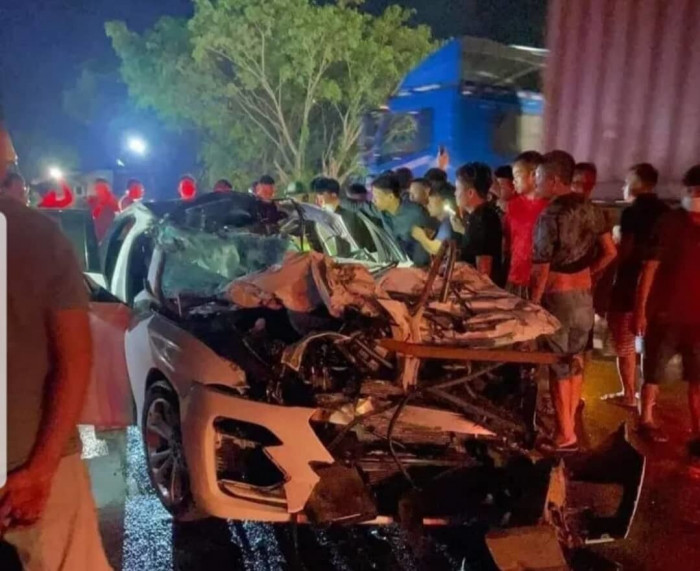 Thái Nguyên: Kinh hoàng ô tô tông trực diện xe container khiến 4 người thương vong, hiện trường xảy ra vụ việc mảnh vỡ văng tung tóe khắp nơi - Ảnh 3