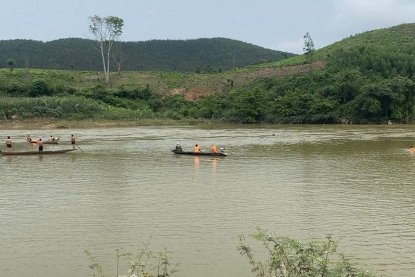 Thêm vụ tai nạn trên sông: lật thuyền tại Nghệ An, chồng được cứu, vợ không qua khỏi - Ảnh 1