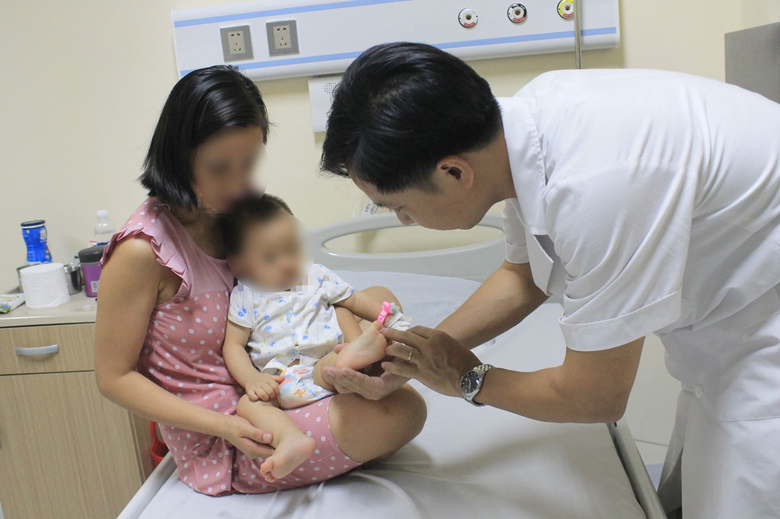 Hà Nội: Hơn 100 ca tay chân miệng trong 1 tuần, BS khuyến cáo 6 biện pháp chăm sóc trẻ mắc bệnh - Ảnh 2
