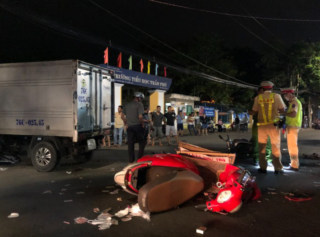 Hiện trường vụ xe tải mất lái tông liên hoàn khiến nhiều người bị thương ở Quảng Ngãi - Ảnh 4