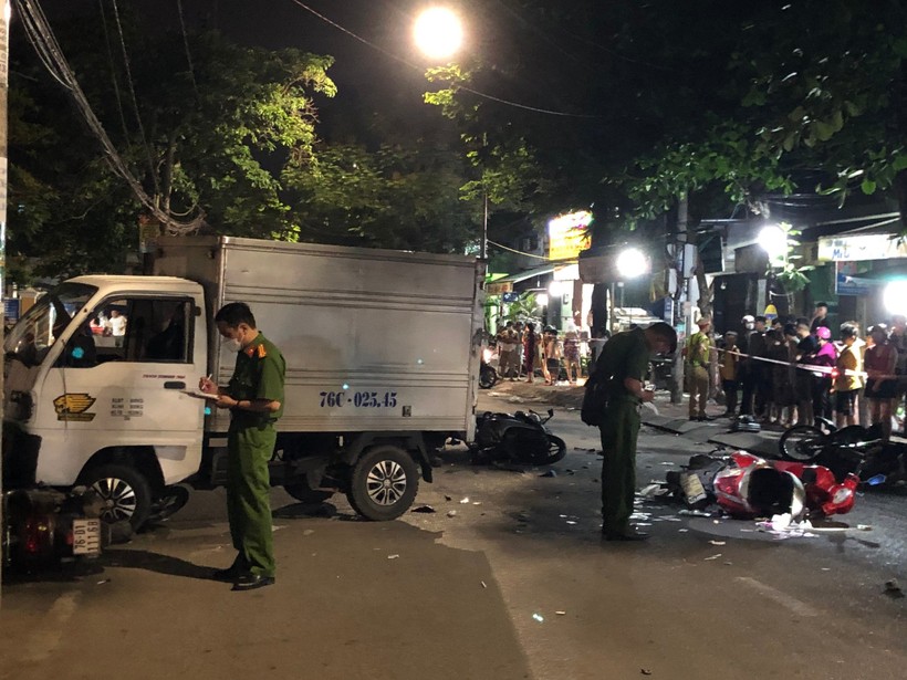 Hiện trường vụ xe tải mất lái tông liên hoàn khiến nhiều người bị thương ở Quảng Ngãi - Ảnh 6