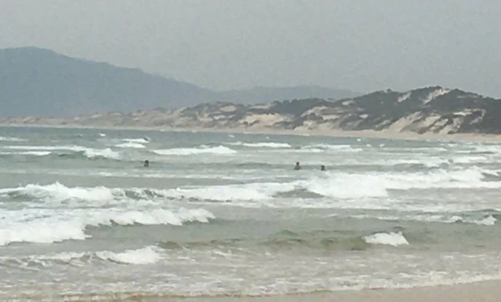 Khánh Hòa: Rủ nhau đi tắm biển, 2 thiếu niên tử vong thương tâm, 1 em mất tích  - Ảnh 1