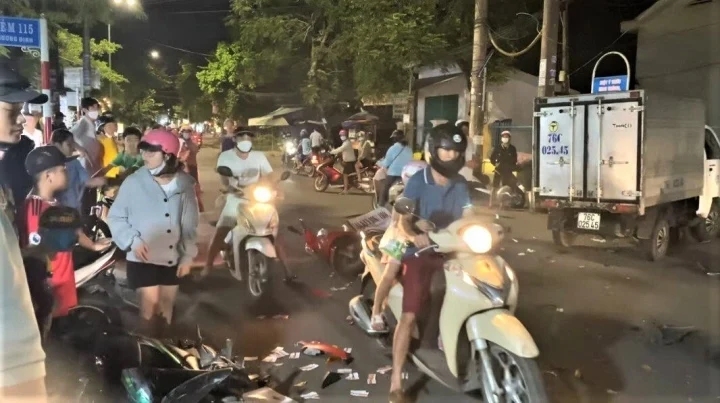 Quảng Ngãi: Xe ô tô 'điên' tông hàng loạt xe máy, nhiều người bị thương nặng - Ảnh 2