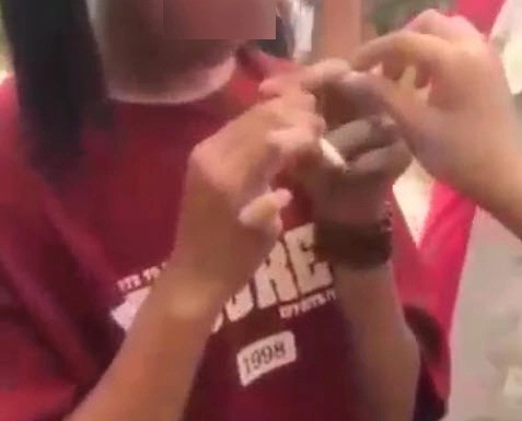 Bàng hoàng nữ sinh 14 tuổi bị ép hút thuốc, hành hung, lột đồ để quay clip: Nạn nhân bị sốc tâm lý, phải nhập viện điều trị - Ảnh 1