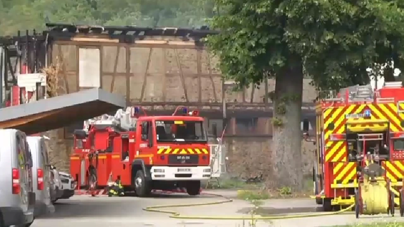11 người tử vong trong thảm họa cháy nhà ở Pháp: Khách thuê tầng 2 chạy không kịp thoát thân - Ảnh 1
