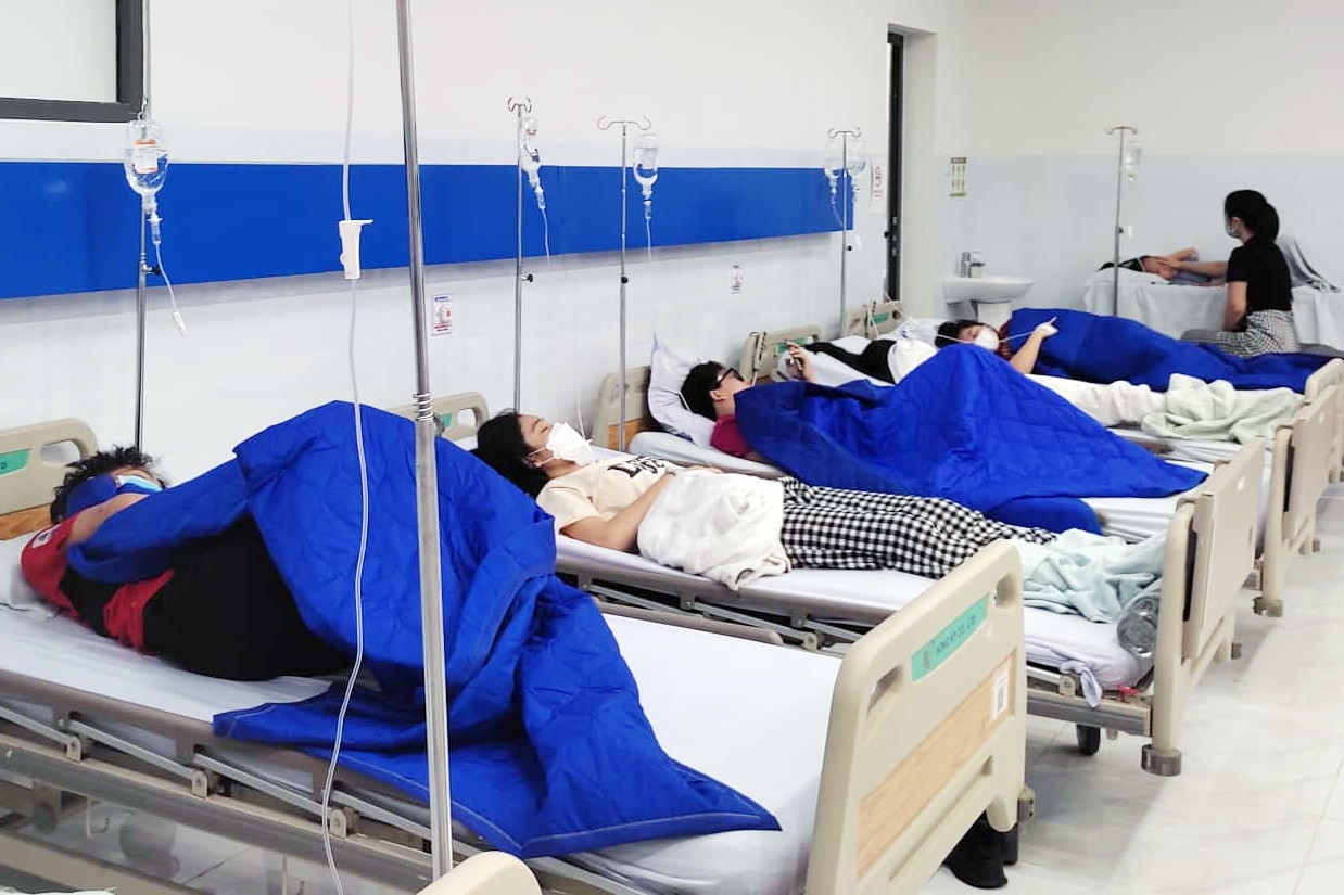 Nhậu tại nhà, 134 người ở Lâm Đồng nhập viện trong tình trạng đau bụng, nôn ói, nghi ngộ độc thực phẩm - Ảnh 1