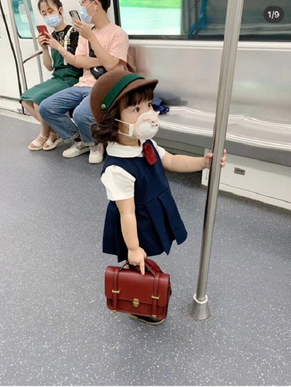 Mẹ của bé gái Nhật Bản “đã xinh xắn lại còn hiểu chuyện” đính chính sự việc cô bé nhường ghế cho người lớn trên tàu điện ngầm khiến dân tình không khỏi... 'ngã ngửa' - Ảnh 1