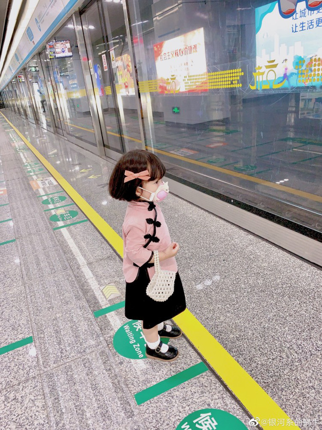 Mẹ của bé gái Nhật Bản “đã xinh xắn lại còn hiểu chuyện” đính chính sự việc cô bé nhường ghế cho người lớn trên tàu điện ngầm khiến dân tình không khỏi... 'ngã ngửa' - Ảnh 4