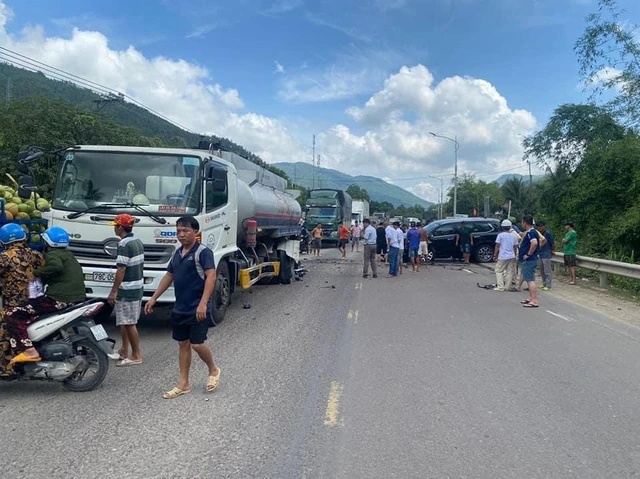 Va chạm nặng với xe bồn, đoàn cán bộ công tác tỉnh Khánh Hòa nhiều người bị thương  - Ảnh 2