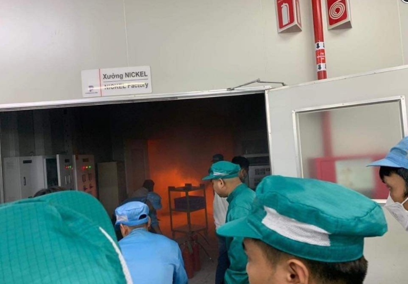 Cháy tại công ty linh kiện điện tử trong khu công nghiệp ở Vĩnh Phúc, công nhân lao vào dập lửa - Ảnh 1
