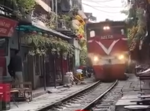 Hốt hoảng nữ du khách lao ra đường ray để 'sống ảo' khi tàu hỏa đến ở Hà Nội - Ảnh 2