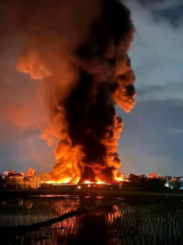 Cháy lớn tại nhà xưởng bao bì ở Vĩnh Phúc: Lửa đỏ rực bao trùm khu dân cư, hàng trăm người sơ tán tài sản - Ảnh 1