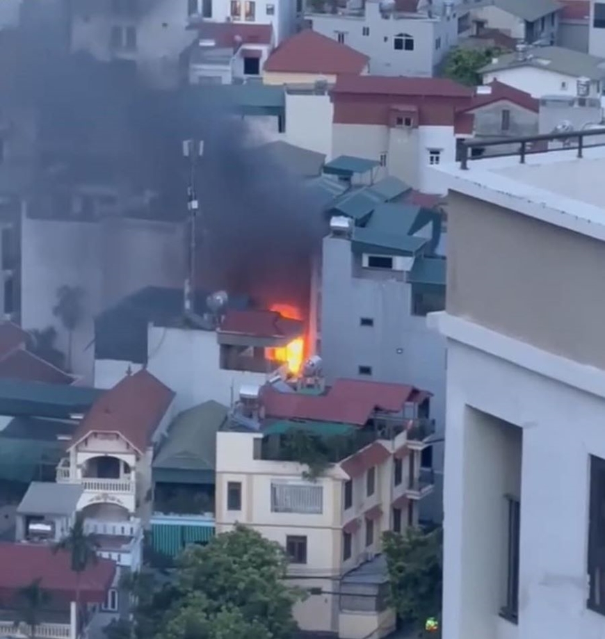 Cháy lớn tại Thanh Trì khói bốc lên cao hàng chục mét, nhà trong ngõ nhỏ xe cứu hỏa khó tiếp cận - Ảnh 2