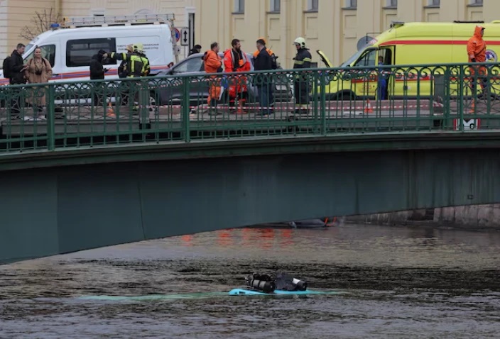 Xe buýt bất ngờ lao xuống sông, ít nhất 3 người tử vong - Ảnh 3