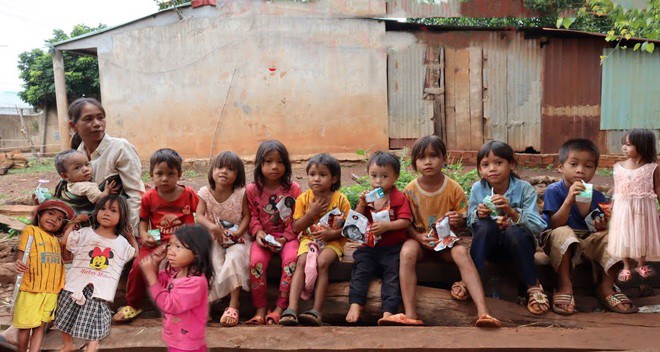 Cặp vợ chồng sinh 15 đứa con ở Gia Lai, nhiều người ồ ạt đến 'xin vía': 'Tôi quyết tâm đi triệt sản để không đẻ nữa' - Ảnh 1