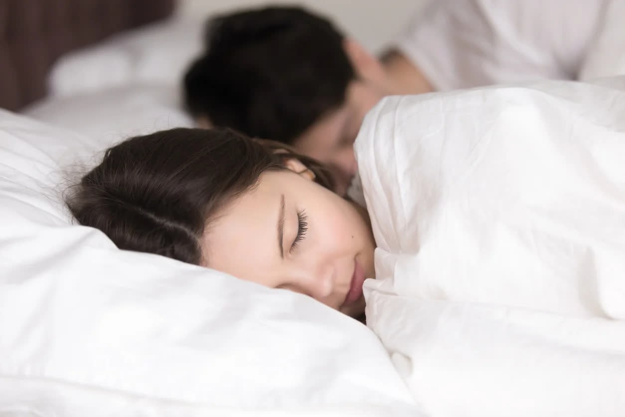 4 thói quen khi đi ngủ giúp vợ chồng hạnh phúc hơn - Ảnh 1